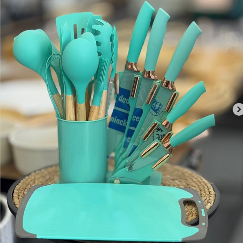 საჭმლის მოსამზადებელი ინსტრუმენტების და დანების კრებული